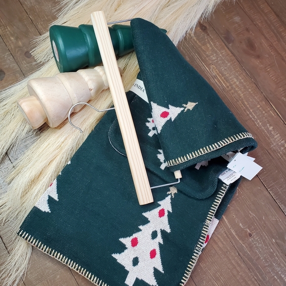 Handmade In India Christmas Green & White Knit Baby Toddler Blanket & Bib Set - Picture 9 of 11